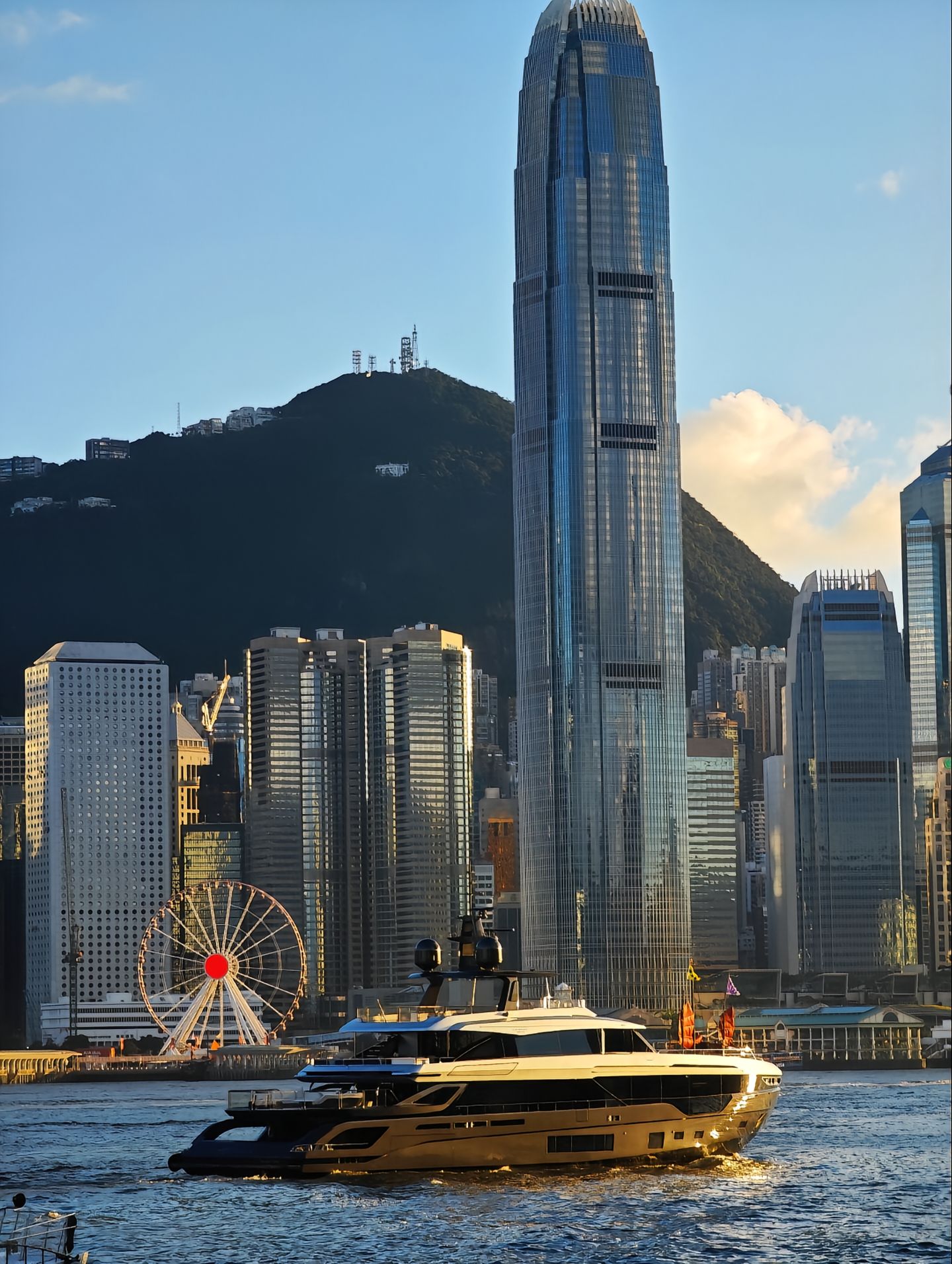 香港中环高楼与维港海面