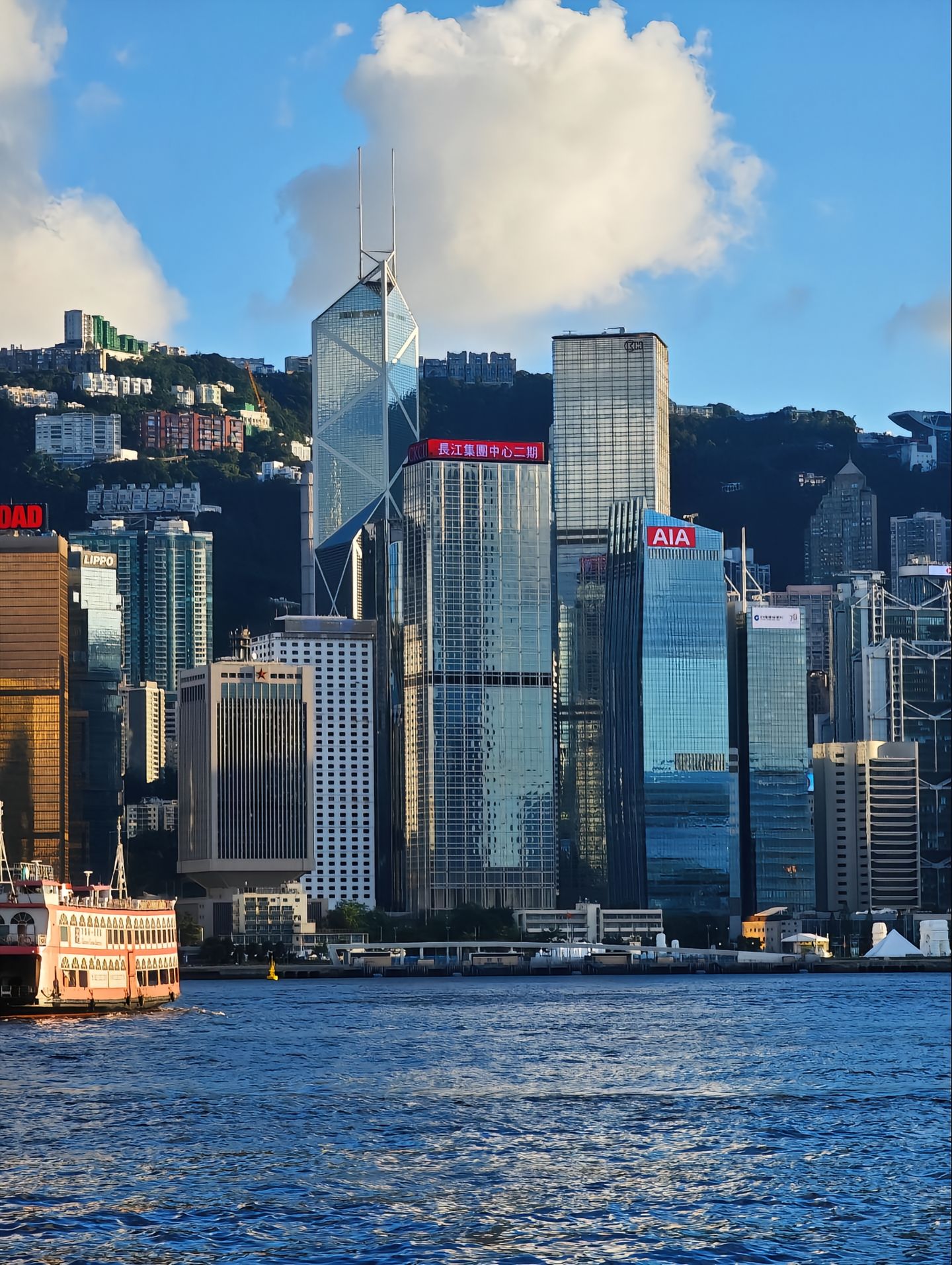香港维港海面与中环天际线